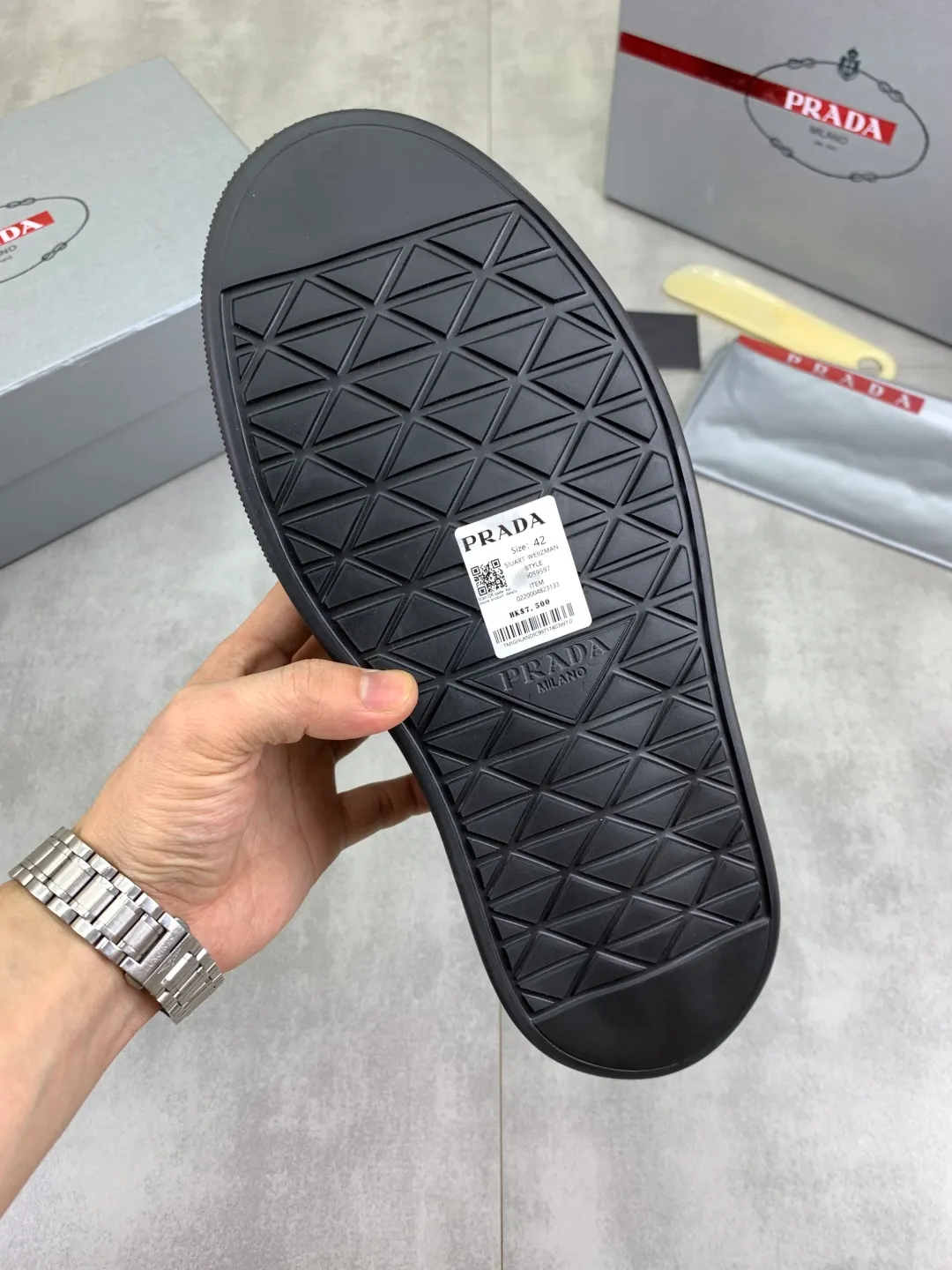 Men's shoes 💰P560💰 [New model] High version official website popular model is on the market, 🆘 Trendy brand (Prada) mainly promotes popular model, avant-garde and versatile fashionable men's shoes private version mold opening, cowhide surface splicing 1:1.. Stylish and simple, original imported cowhide lining cowhide feet; the atmosphere and personality are more fashionable, eye-catching and pursuing class. It will subvert the old idea and be a must-have for fashion trendsetters with you! Must keep it for yourself! Tall and comfortable, large and low, high-end quality workmanship. Size: 38-45; multiple colors available.